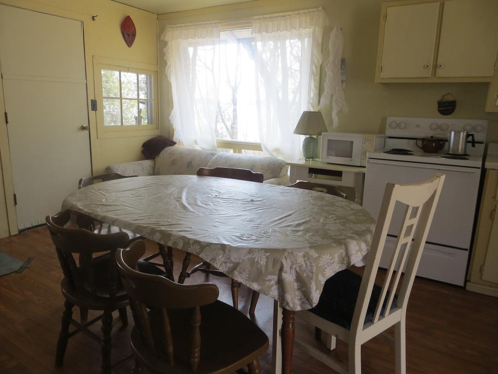 Lake Wolsey Cabins Hotel Gore Bay Room photo