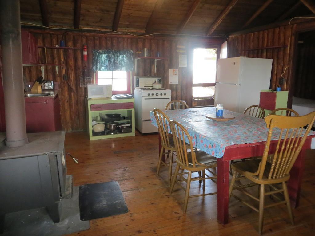 Lake Wolsey Cabins Hotel Gore Bay Exterior photo