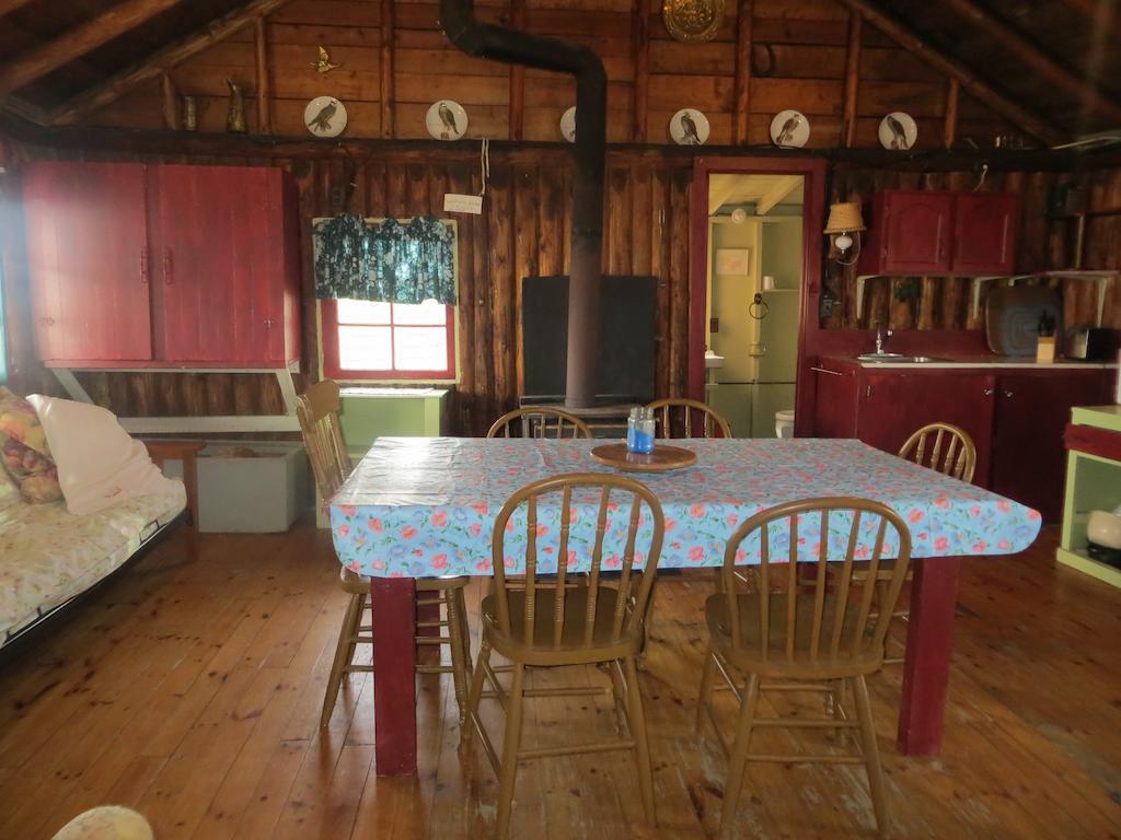 Lake Wolsey Cabins Hotel Gore Bay Room photo