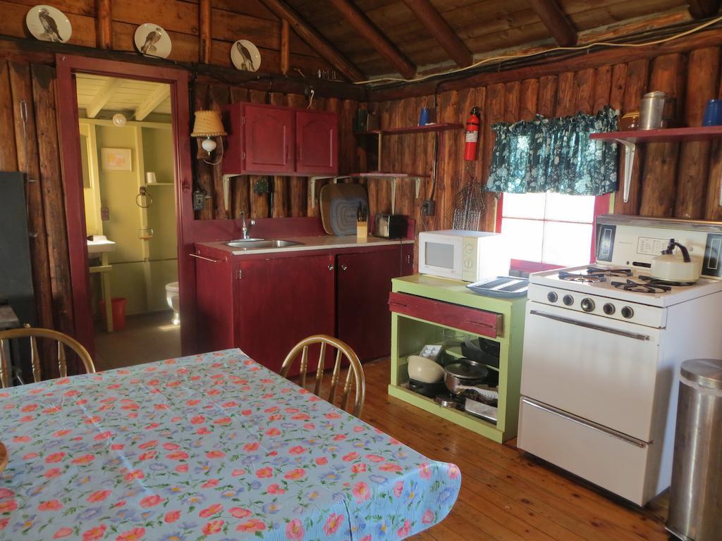 Lake Wolsey Cabins Hotel Gore Bay Room photo