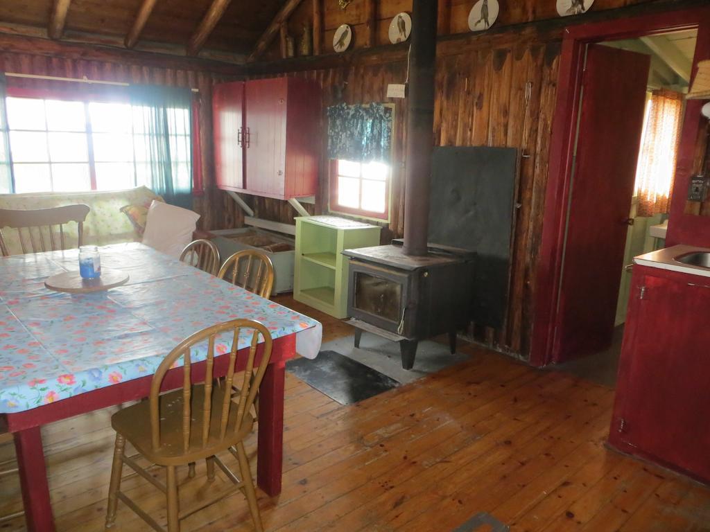Lake Wolsey Cabins Hotel Gore Bay Room photo