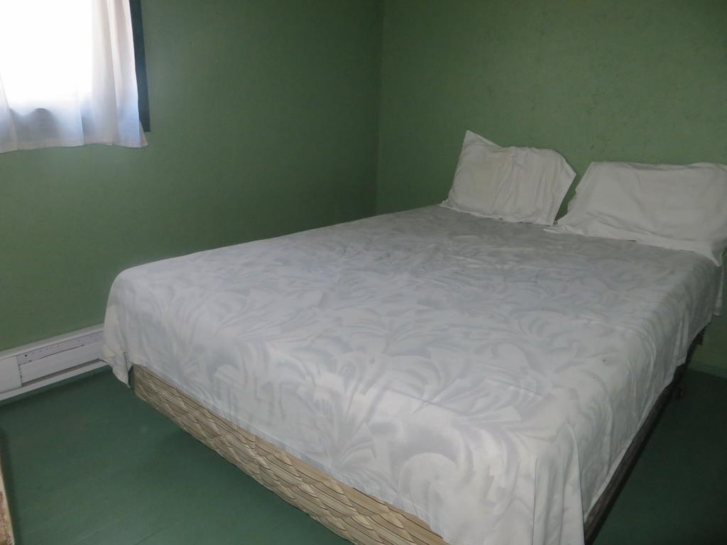 Lake Wolsey Cabins Hotel Gore Bay Room photo