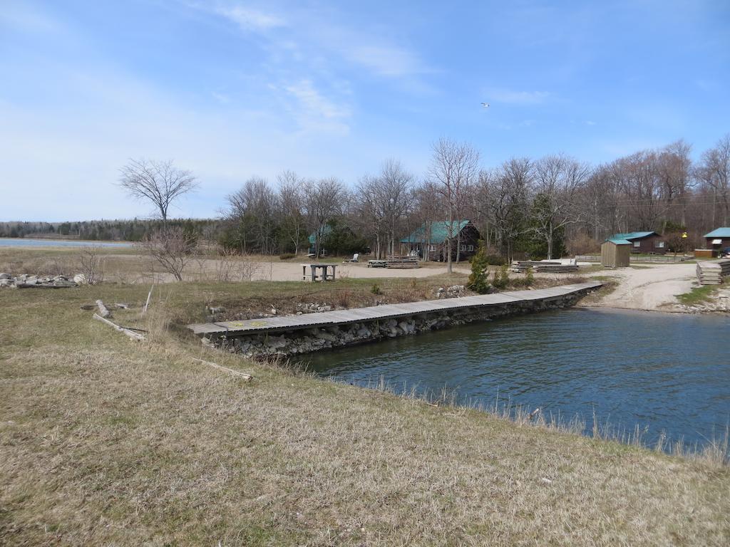Lake Wolsey Cabins Hotel Gore Bay Exterior photo