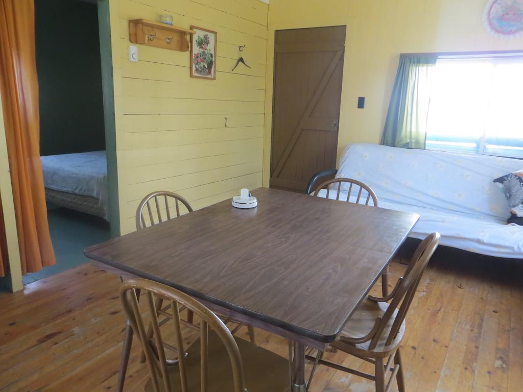 Lake Wolsey Cabins Hotel Gore Bay Room photo