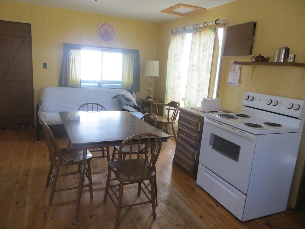 Lake Wolsey Cabins Hotel Gore Bay Room photo